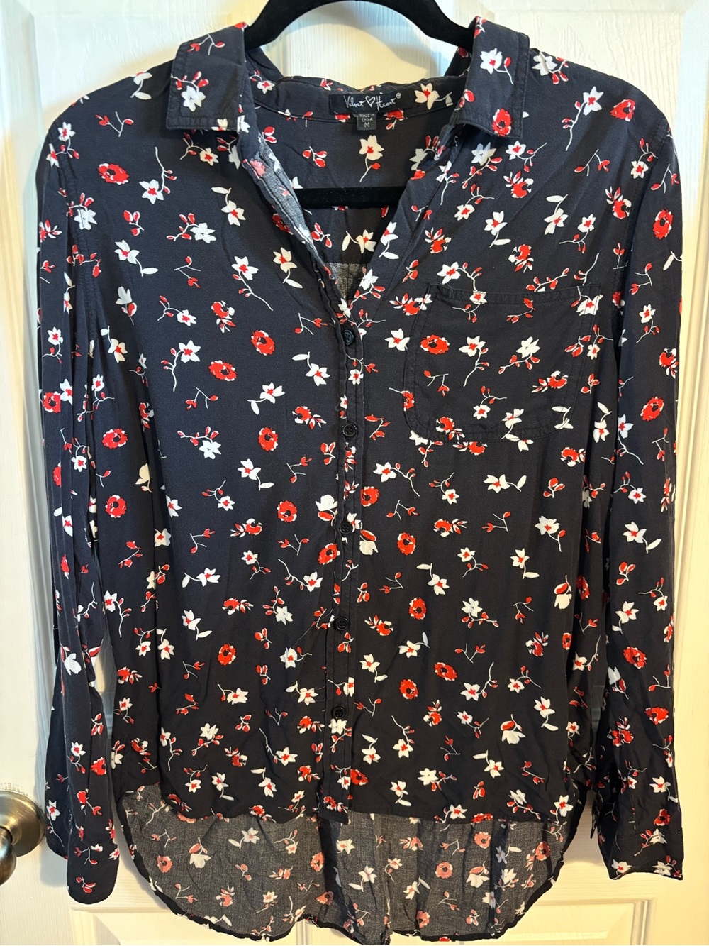 😍”Velvet Heart” black Floral Button-Down Shirt - Red & White Flowers